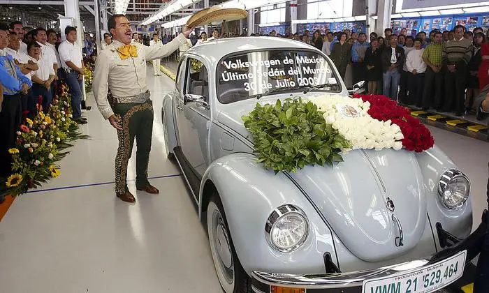 2003 - der letzte Ur-Käfer wird in Puebla verabschiedet.