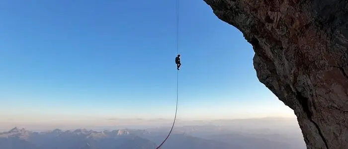 Hier hängt Michael Perhab im Seil vor dem Dachsteindach, das er als Erster frei kletternd schaffte