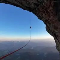 Hier hängt Michael Perhab im Seil vor dem Dachsteindach, das er als Erster frei kletternd schaffte