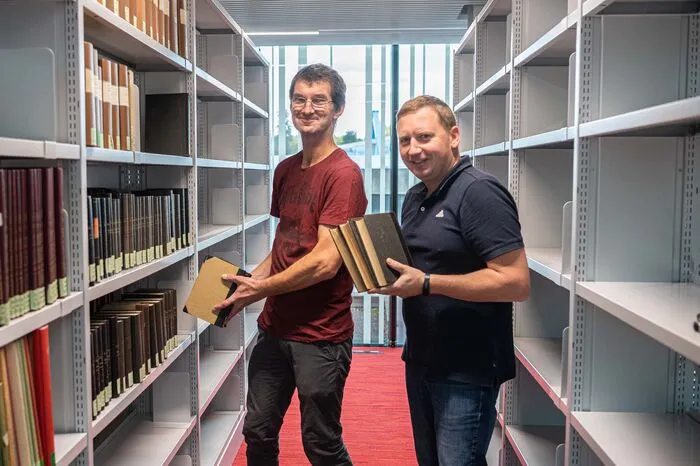 Gunter Seibert (l.) und Bernhard Starchl von der Benützungsabteilung räumen Bücher ein