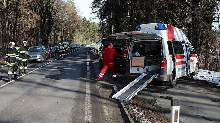 Die beiden Pkw-Lenkerinnen wurden vom Roten Kreuz versorgt