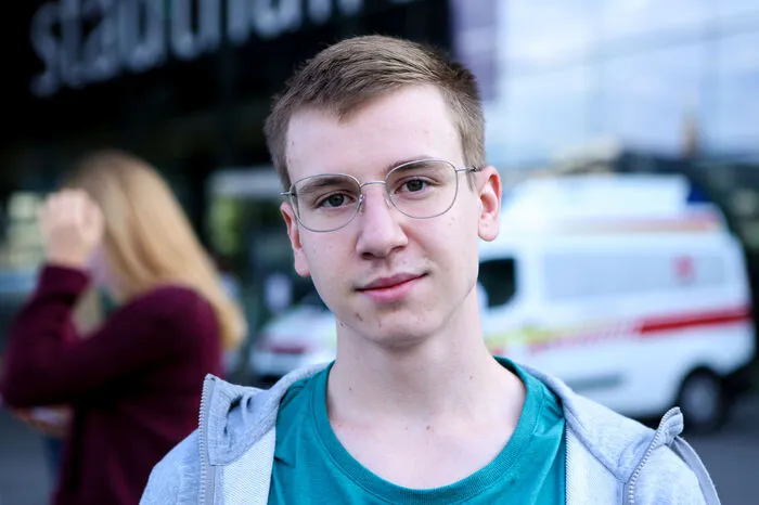 Lorenz Herzer, 18, ist nicht sonderlich nervös, obwohl er die Medizin-Aufnahme das erste Mal in Angriff nimmt. Er sieht seinen Antritt als einen Probeversuch. Die Situation unter den rigorosen Vorkehrungen findet der Kindberger ungewohnt, er fühlt sich aber sicher.