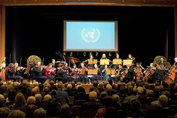 Eröffnet wurde das Programm mit dem „UNO-Marsch“. Robert Stolz komponierte dieses Werk in den 1960er-Jahren, inspiriert von seinem Freund Ralph Bunche, US-Diplomat und Friedensnobelpreisträger. Der Marsch würdigt die Arbeit der Vereinten Nationen und setzt dem Gedanken des Friedens ein musikalisches Denkmal. Insgesamt war der in Graz geborene Komponist gleich viermal im Programm vertreten.
