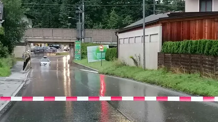 In Schladming blieb am Montag ein Auto in einer überfluteten Unterführung stecken.