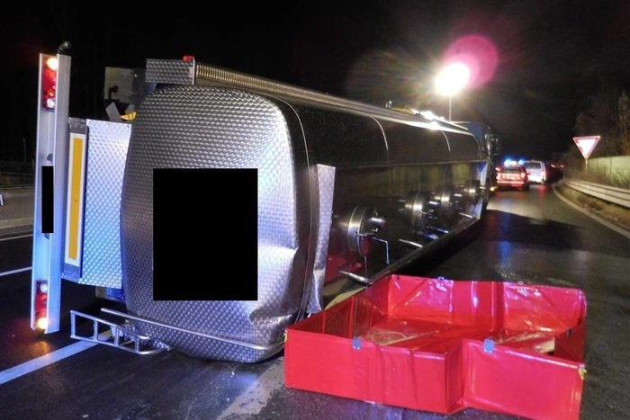 Die auslaufende Milch wurde in einem mobilen Becken aufgefangen. Das Aufstellen des Anhängers wurde von einem Bergungsunternehmen unter Mithilfe der Einsatzkräfte durchgeführt, wobei die S6 in Fahrtrichtung Klagenfurt kurzzeitig gesperrt wurde.