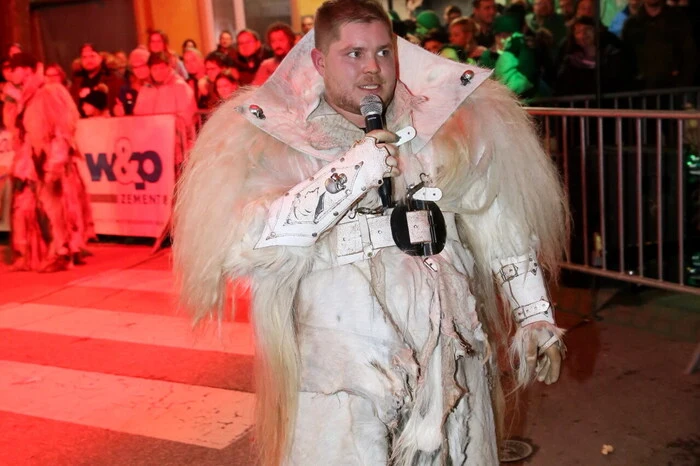 „Es ist bereits das dritte Mal, dass wir zum Krampuslauf laden. Gut, dass das Wetter heuer mitgespielt hat“, sagte Obmann Stefan Gruber (Foto) von der Althofner Krampusgruppe „Teifl-Bruat“, der in Zusammenarbeit mit der örtlichen Stadtgemeinde (Gemeinderat Gernold Kloiber) das Spektakel auf die Beine gestellt hatte.