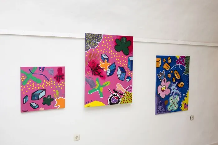 Zu sehen sind Werke von Markus Würger, Winfried Steiner und Helmuth Ploschnitznigg, die Acrylbilder, Industriekunst und Bleistiftzeichnungen zeigen.