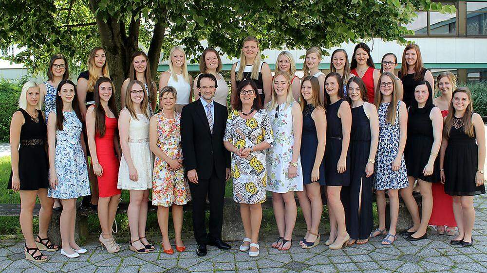Die HLW-Maturantinnen mit Direktorin Helga Schöller und ihrem Klassenvorstand Bernadette Schönbacher 