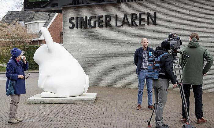 Evert van Os, Geschäftsführer von Singer Laren, gibt Journalisten Auskunft über den Diebstahl