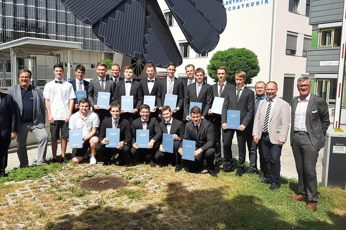 Premiere: HAK Spittal-Schulleiter Reinhold Strobl und sein Lehrerteam sind stolz auf den ersten Maturajahrgang der HTL Mechatronik Spittal