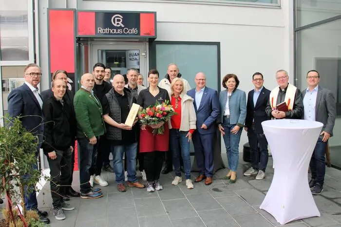 Zum Auftakt kam die lokale Prominenz ins Rathauscafé.