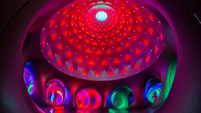Das "Luminarium" entwickelte sich von Samstag bis Dienstag zum Publikumsliebling. Die bunte Welt faszinierte groß und klein