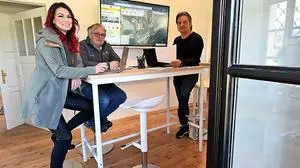 Das Kernteam von Howart.live im neuen Besprechungsraum