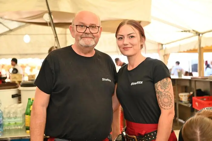 Auch vom Wiesenmarkt selbst zeigt sich der Bratwurstkönig begeistert. Die Veranstaltung sei „eine tolle Veranstaltung“, lobt Stefitz. Besonders die Organisation durch die Stadt St. Veit habe heuer gut funktioniert. Auch die gute Infrastruktur und die organisierte Versorgung mit Toiletten hebt er positiv hervor.
