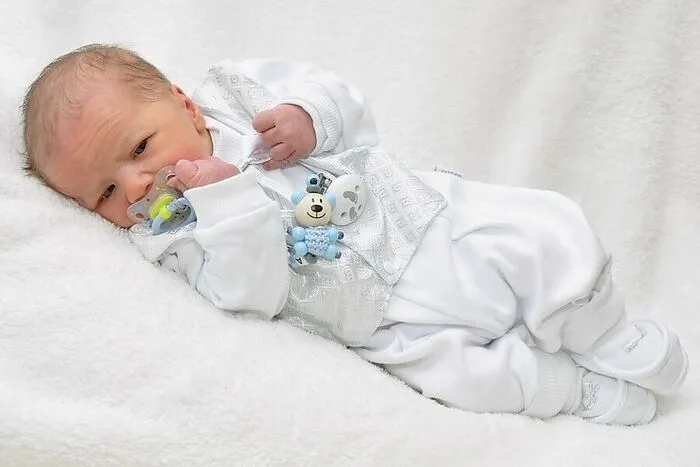 St. Jakob im Rosental hat einen neuen Erdenbürger. Adin (3890 Gramm, 53 Zentimeter) erblickte am 14. Jänner um 15.38 Uhr im Landeskrankenhaus Villach das Licht der Welt. Mama Jasmina und Papa Benis Zejcirovic sind überglücklich.