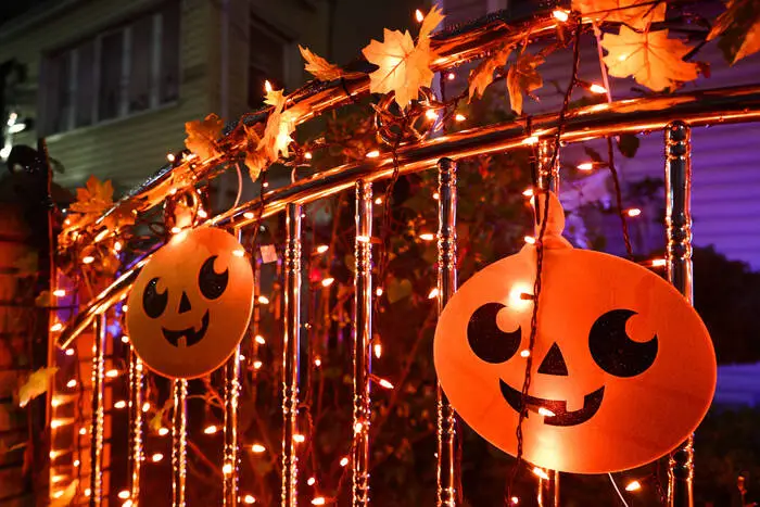 Lichterketten, Girlanden, Kürbisse in allen Formen und Farben - die dürfen natürlich auf keiner Halloween-Party fehlen. 