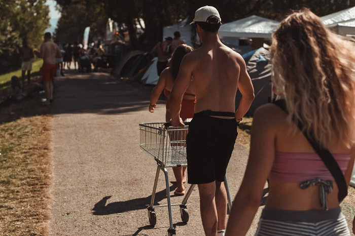 Beim Supermarkt am Festival-Gelände holen sich die Gäste Proviant