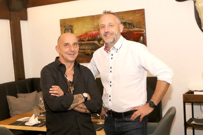 Am Samstagabend luden die beiden Betreiber Ernst Motschilnig und Günther Petschacher (von rechts) im „The 1st Eat-Drink-Ink" zur großen Eröffnung. 