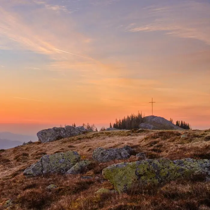 Zauber des ersten Lichts | Frühmorgens startete unser Leser seine Wanderung beim Alten Almhaus und genoss den Sonnenaufgang beim Brandkogel.