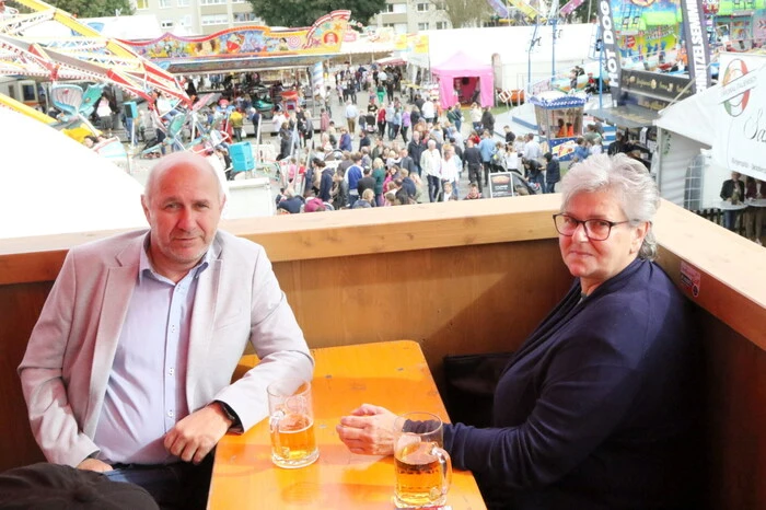 Warum die Wiesn-Besucher gerade dort gerne einkehren? Es ist die 130 Quadratmeter große Dachterrasse, von welcher man einen optimalen Überblick über das gesamte Wiesenmarktgelände hat.