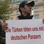 Demo in Berlin: Deutschland schränkte die Waffenexporte erst jetzt ein