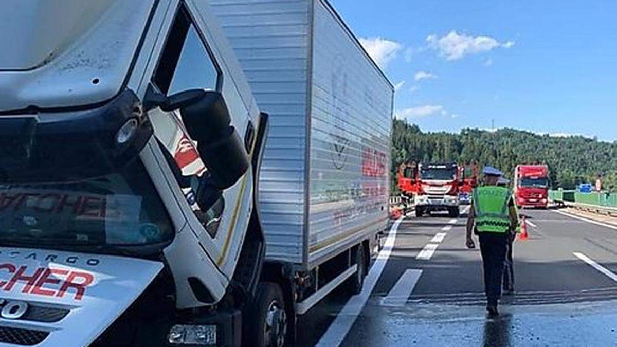 Für die Löscharbeiten wurde der erste Fahrstreifen der Autobahn vorübergehend gesperrt