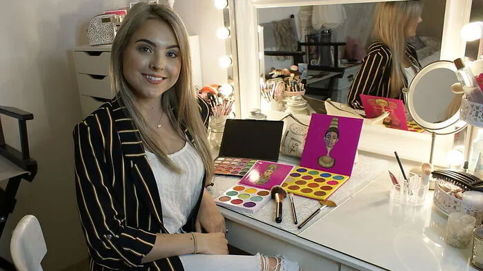 Katharina Stix hat das Diplom zum Make Up-Artist und macht eine Ausbildung zur Friseurin