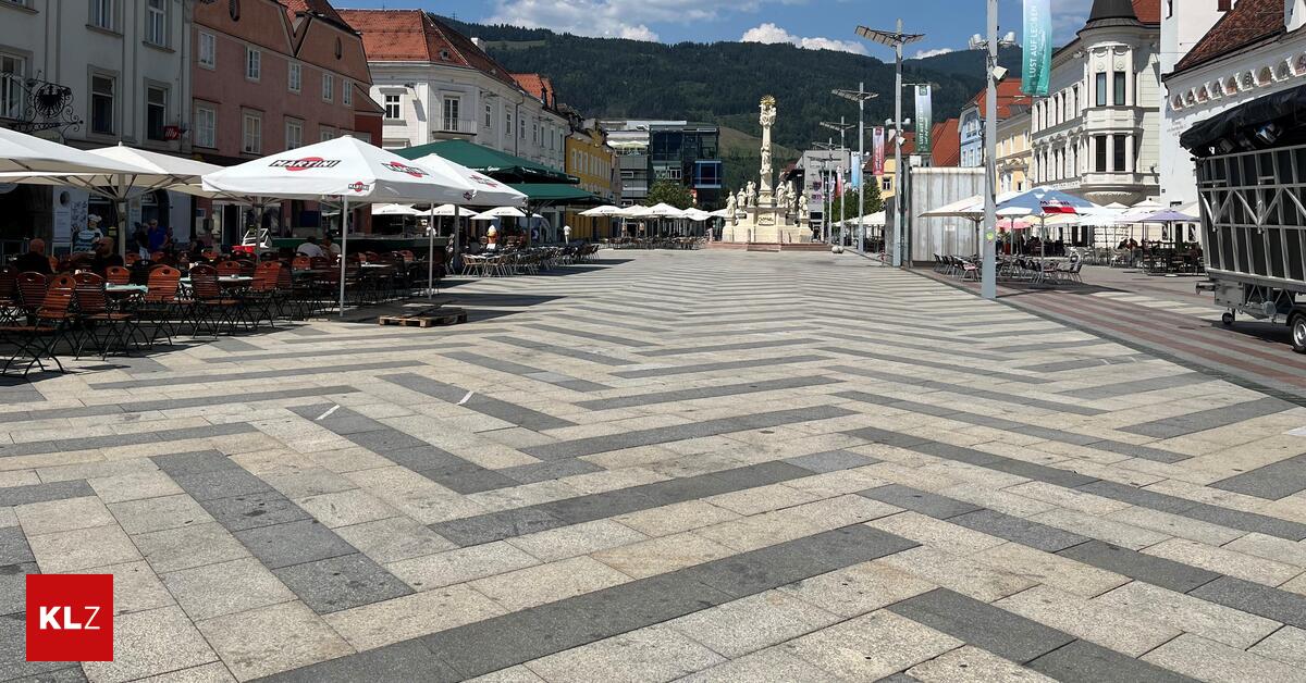 The outdoor dining areas in Leoben remain empty in the extreme midday heat