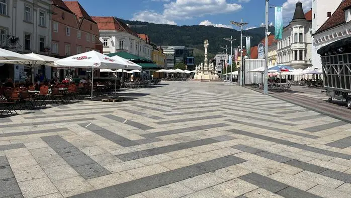 Der Leobener Hauptplatz präsentiert sich in der extremen Mittagshitze wie leergefegt