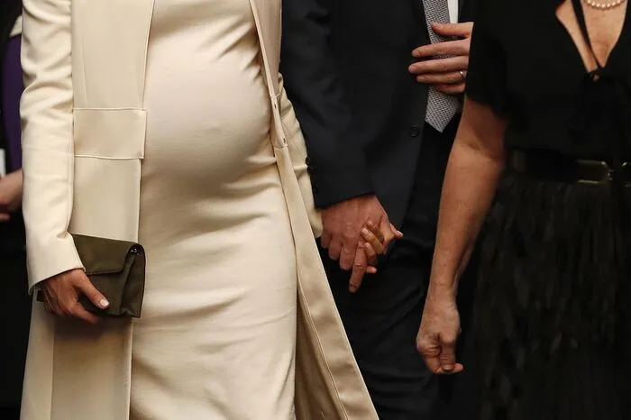 Sogar der Bauchnabel war an der Seite von ihrem Mann Prinz Harry zu sehen.
