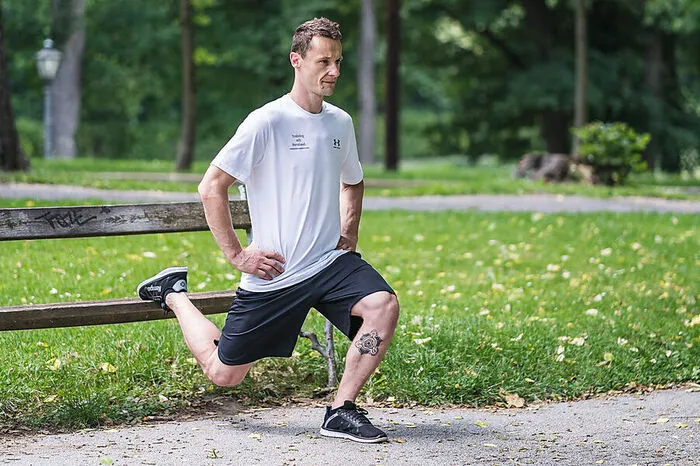 Diese Übung kräftigt die vordere Oberschenkelmuskulatur sowie die Gesäßmuskulatur und ist eine Erweiterung der Ausfallschrittkniebeuge. Für diese Übung brauchen Sie ausschließlich eine erhöhte Auflagefläche wie z. B. einen Stuhl oder eine Bank.Das hintere Knie langsam und kontrolliert absenken, ohne dass es den Boden berührt. Danach drücken Sie sich zurück in die Ausgangsposition.