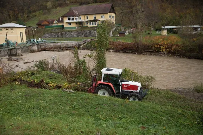 Große Bäume müssen aus der Vellach entfernt werden