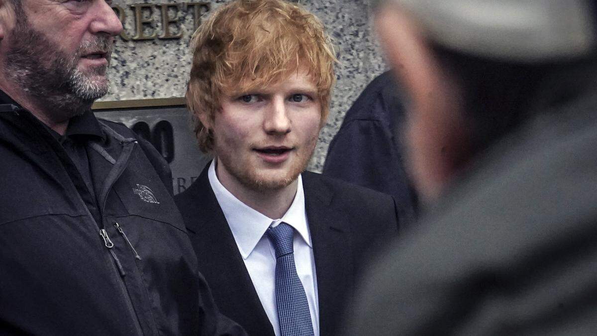 Der britische Sänger Ed Sheeran vor dem Gerichtsgebäude in New York