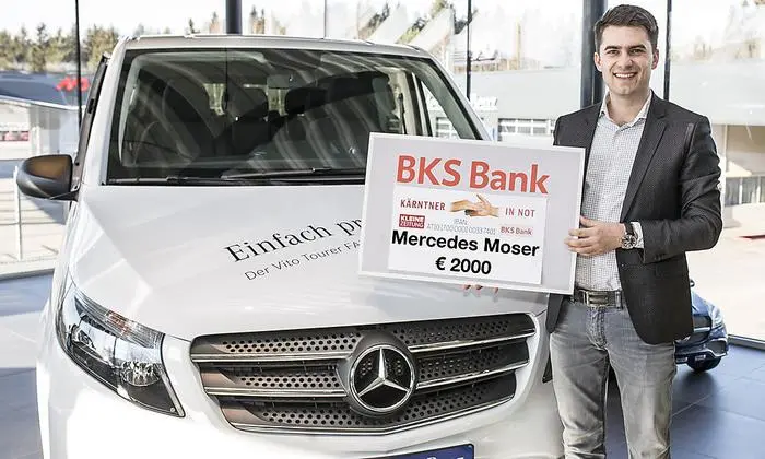 Geschäftsführer Stefan Moser von Moser Kfz-Handels GmbH mit dem Scheck für "Kärntner in Not"