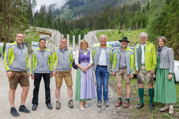 Inmitten von Mitarbeitern der Wildbach- und Lawinenverbauung: Maria Patek, Sektionschefin für Forstwirtschaft und Nachhaltigkeit im Bundesministerium Landwirtschaft, Regionen und Tourismus.