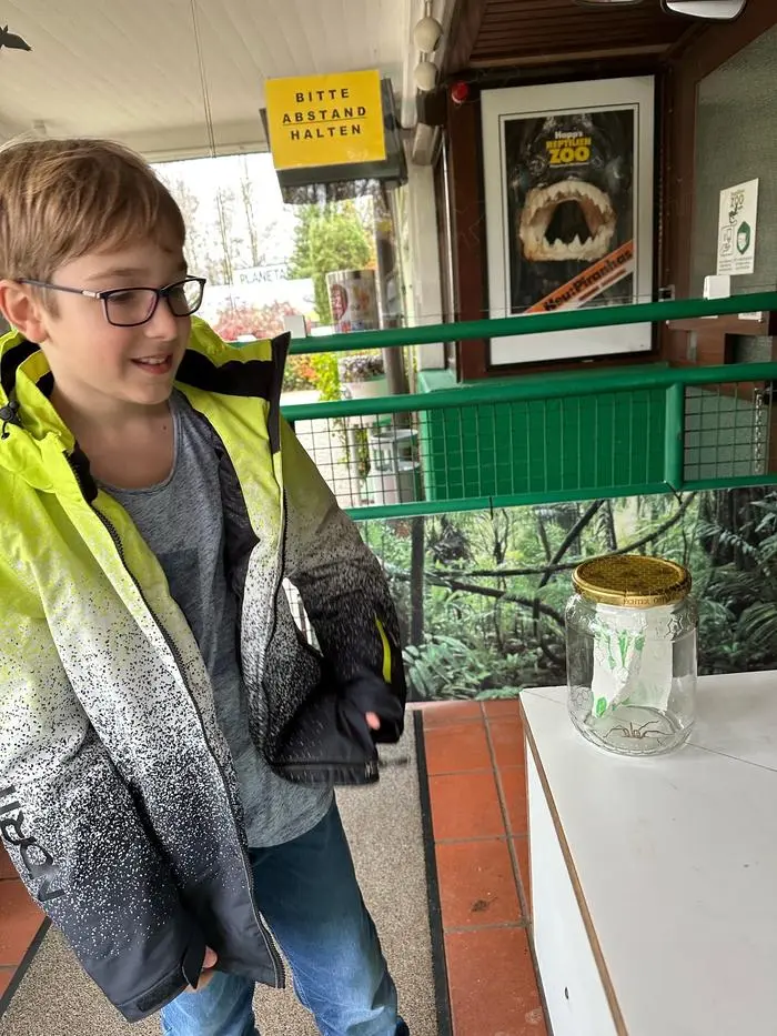 Max mit "seiner" ersten Nosferatu-Spinne