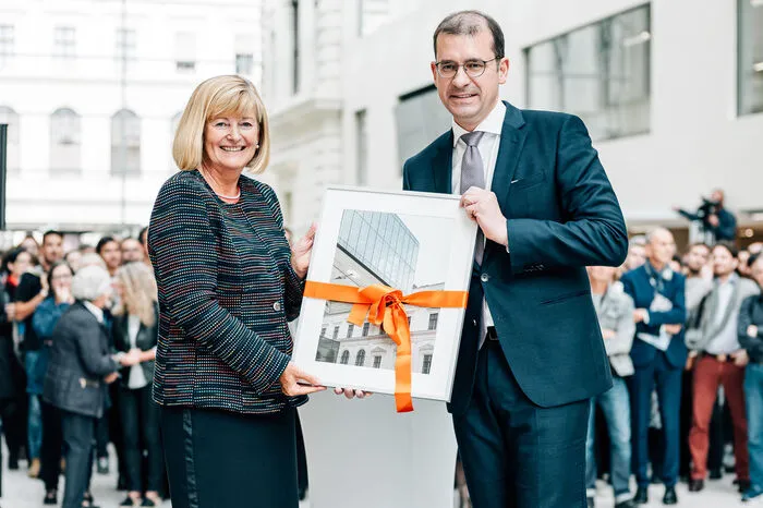 BIG-Geschäftsführer Hans-Peter Weiss hatte im Vorjahr für die damalige Uni-Rektorin Christa Neuper ein Geschenk: Die neue UB