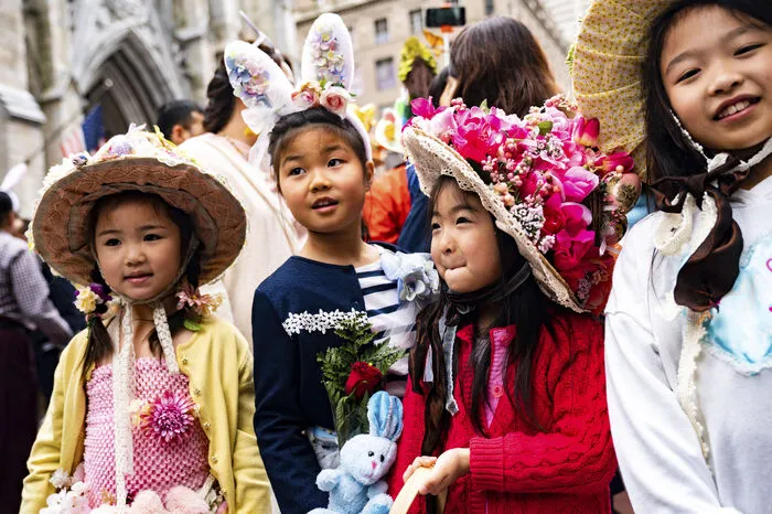 Traditionell basteln Mütter und Töchter fantasievolle Kopfbedeckungen für die Parade, aber ein paar neckische Häschen und absurd kostümierte Party People sind bei der Oster-Parade mit dabei.
