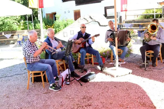 Nach der Messe mit Pfarrer Alois Krawanja spielten beim Frühschoppen „Die 5 alten Lotan“ (Foto) flott auf. Am Nachmittag brillierten das Quintett Ponfeld sowie der Familiengesang Rapatz mit ihren Gesangseinlagen. Und für akrobatische Tänze sorgten die Mirniger Schuhplattler. 