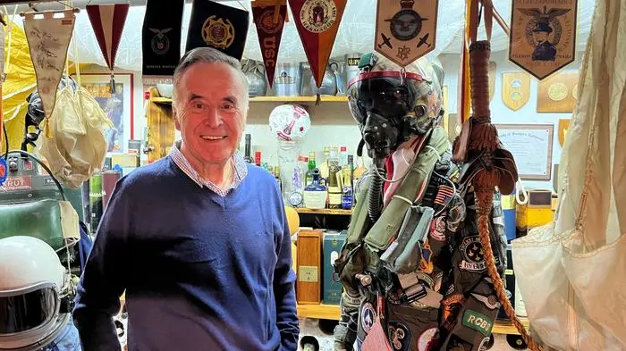 Oberst in Ruhe, Pilot Dieter Szolar mit seinen Erinnerungsstücken