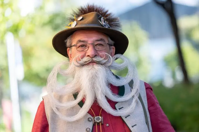 Über hundert Teilnehmer kämpfen um den begehrten EM-Titel in vier Kategorien: Schnurrbart, Kinn- und Backenbart, Vollbart sowie Barber-Style.