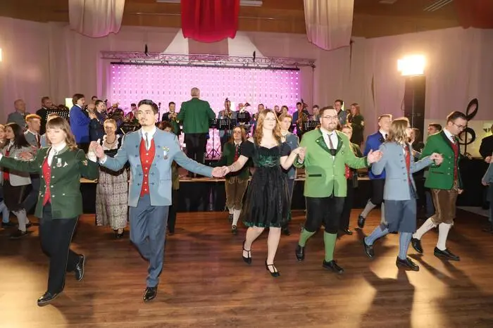 Eröffnet wurde der Abend mit einer einzigartigen Polonaise, bei der 32 Musiker und Musikerinnen aus dem Bezirk gemeinsam tanzten.
