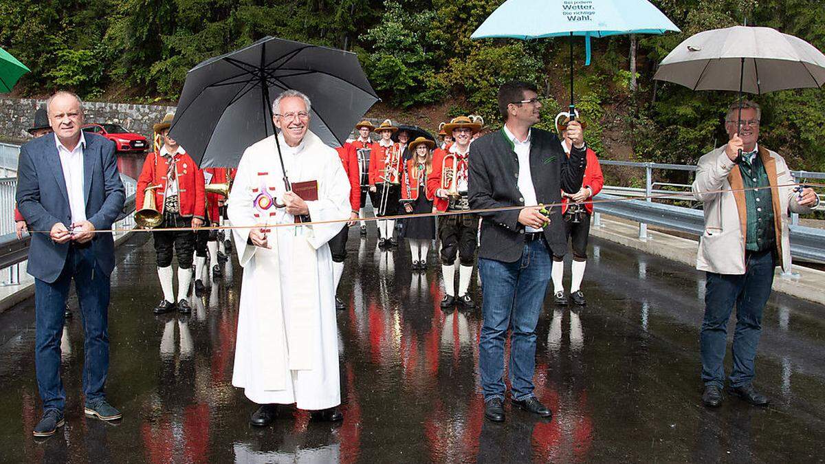 Hubert Amlacher vom Straßenbauamt Villach, Pfarrer Wolfgang Hohenberger, Landesrat Martin Gruber und Bürgermeister Hans Windbichler durchschnitten das Eröffnungsband