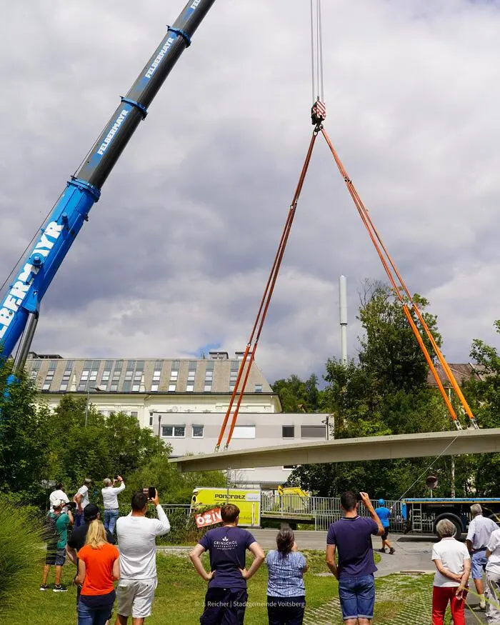 Klicken Sie sich durch die Fotos der Brückentragwerk-Installation.