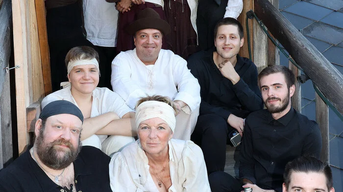 Darsteller bei der Premiere des Musicals „Der Mann von La Mancha“: Charles Elkins, Martin Leitner, Irina Lopinsky, Johannes Modritsch, Michael Papst, Patricia Santo-Passo, Dagmar Sickl, Holger Treven, Andreas Wutte, Dorothea Zimmermann, Erik Bartos.
