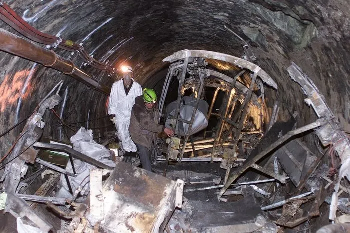 Bergung der Reste der Gletscherbahn-Garnitur aus dem Tunnel in Kaprun am 16.11.2000. Am 11. November 2000 wurden bei dem Brand der Standseilbahn auf das Kitzsteinhorn 155 Menschen getötet.