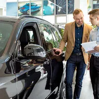 Gebrauchtwagen machen sich derzeit rarer und sind dem entsprechend teurer. Aber: Auch für Ihr altes Auto bekommen Sie im Fachhandel derzeit mehr