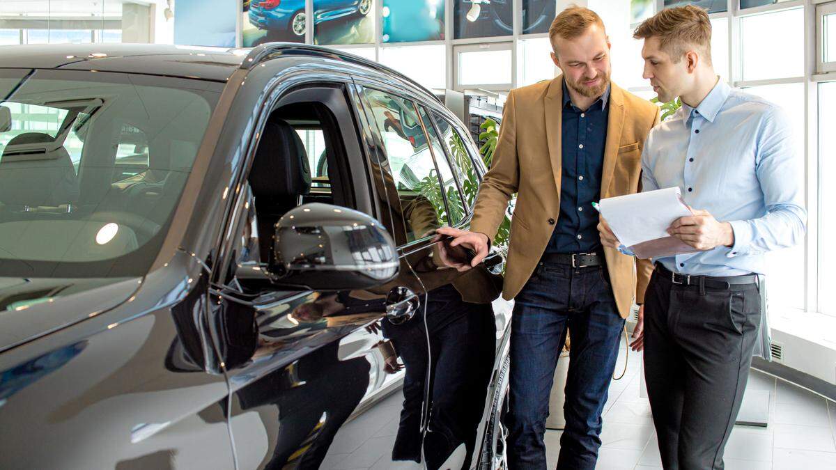 Gebrauchtwagen machen sich derzeit rarer und sind dem entsprechend teurer. Aber: Auch für Ihr altes Auto bekommen Sie im Fachhandel derzeit mehr  