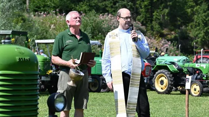 Nach der Segnung der landwirtschaftlichen Fahrzeuge durch Pfarrer Reinhold Ahrer (im Bild r.) konnten die Besucher die fahrerischen Fähigkeiten der Teilnehmer und die nostalgischen Oldtimer bewundern.