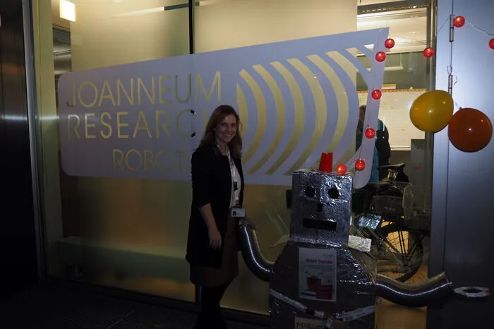 Aber auch sonst gab es einiges zu sehen. Vom leichten Programmieren der Roboter bis hin zum Testen der druckempfindlichen Sensoren der Greifarme.